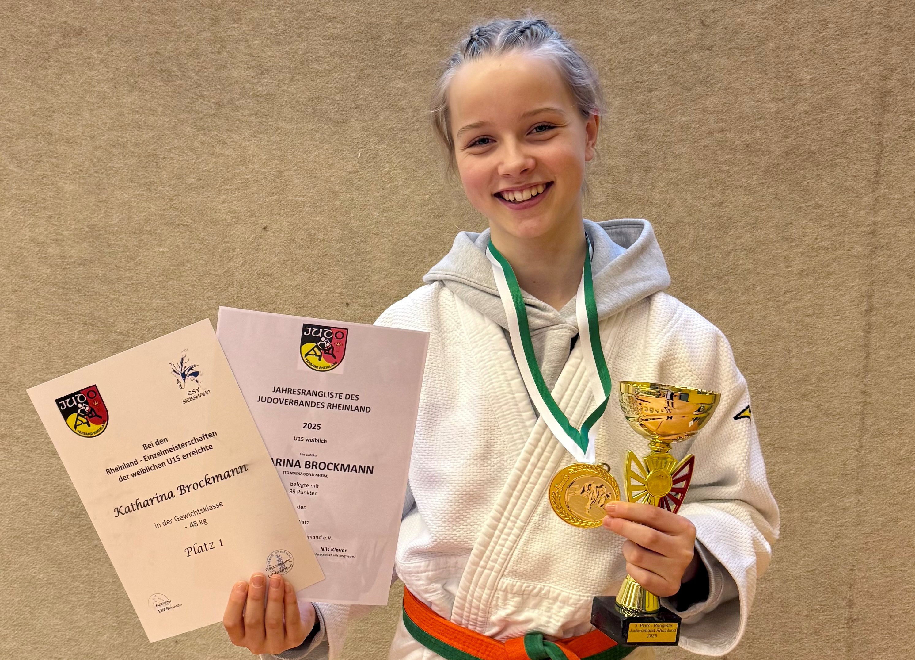 Judo-Siegerin mit Urkunde, Medaille und Pokal bei Turnier in Siershahn