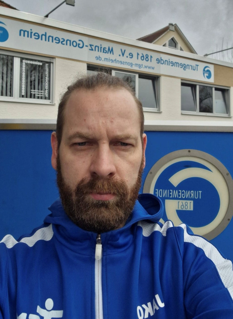 Mark Becker vor dem Gebäude der Turngemeinde 1841 e.V. Mainz-Gonsenheim