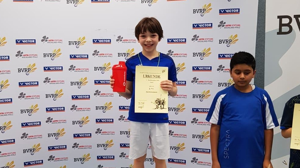 Kjell bei der Siegerehrung der Landeskader Rheinland-Pfalz mit Urkunde und Pokal