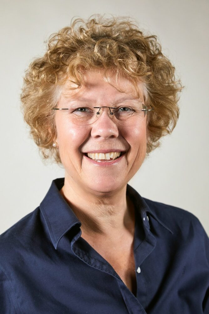 Portraitfoto von Petra Becker-Horn in dunkelblauer Bluse