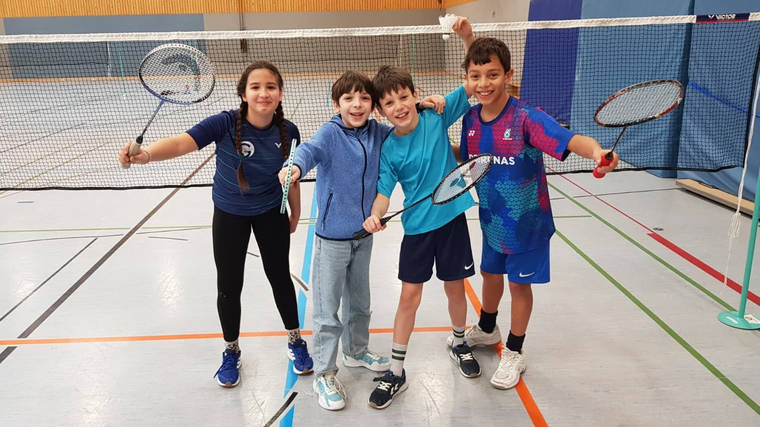Kinder beim Blockspieltag in einer Sporthalle mit Badmintonschlägern