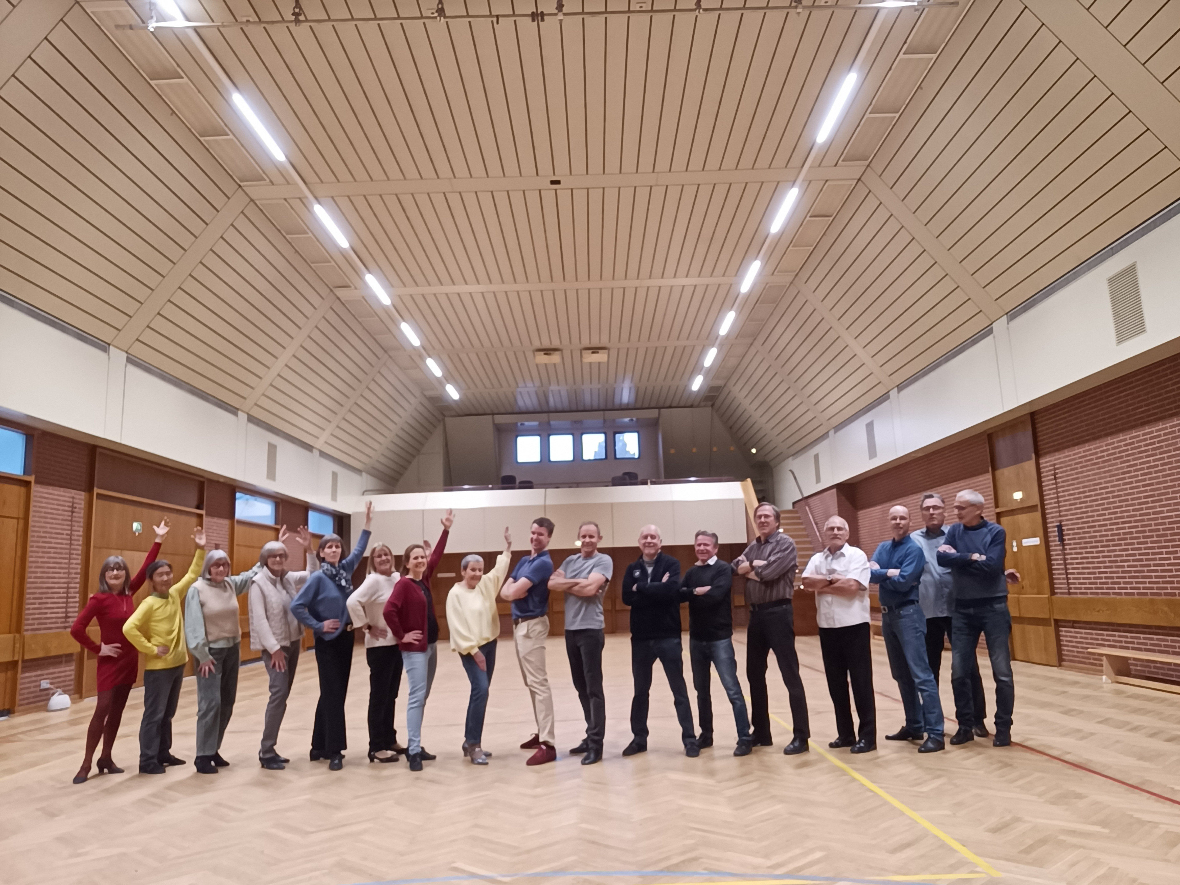 Gruppenfoto von Menschen in einer Turnhalle, aufgenommen am 29.03.2026