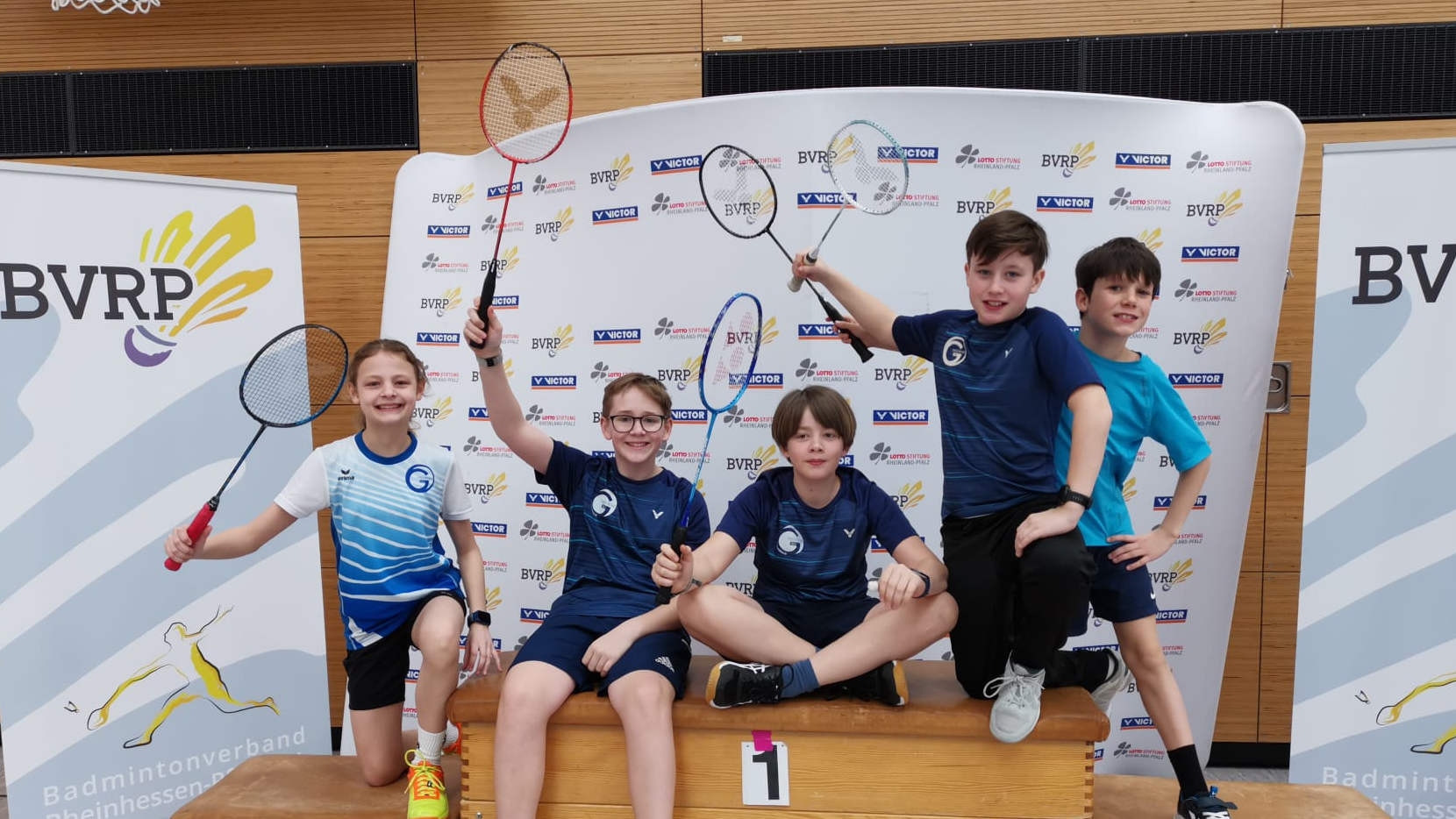Siegerteam beim Junior Cup 2026 mit Badminton-Schlägern auf dem Podest