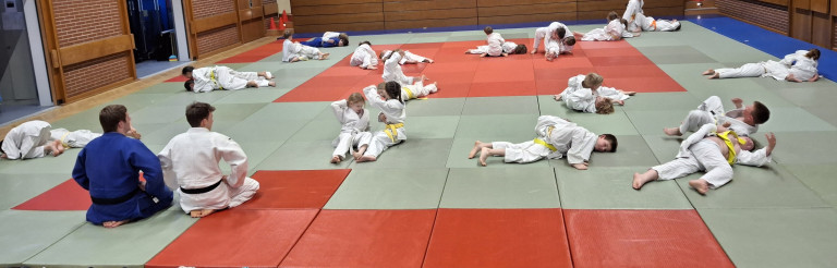 Kinder beim Judo-Training auf einer Matte am 18.04.2026