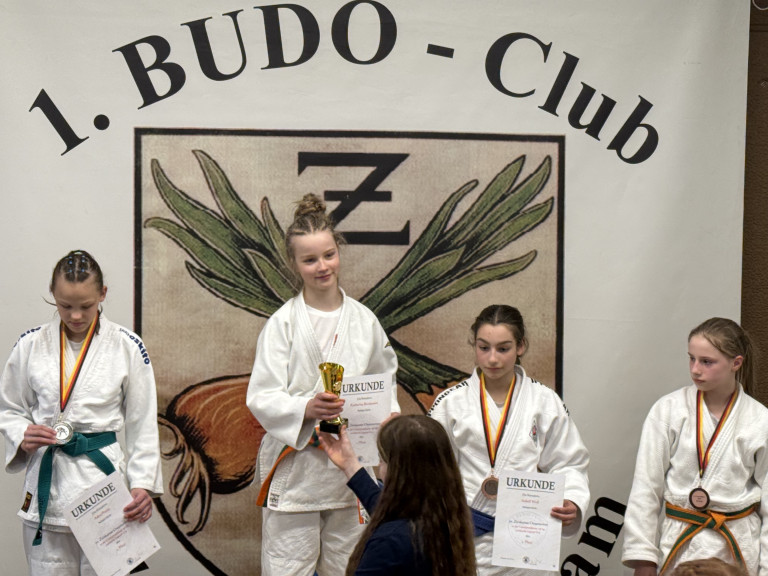 Judo Siegerehrung beim Budo-Club mit Gewinnerinnen auf dem Podest