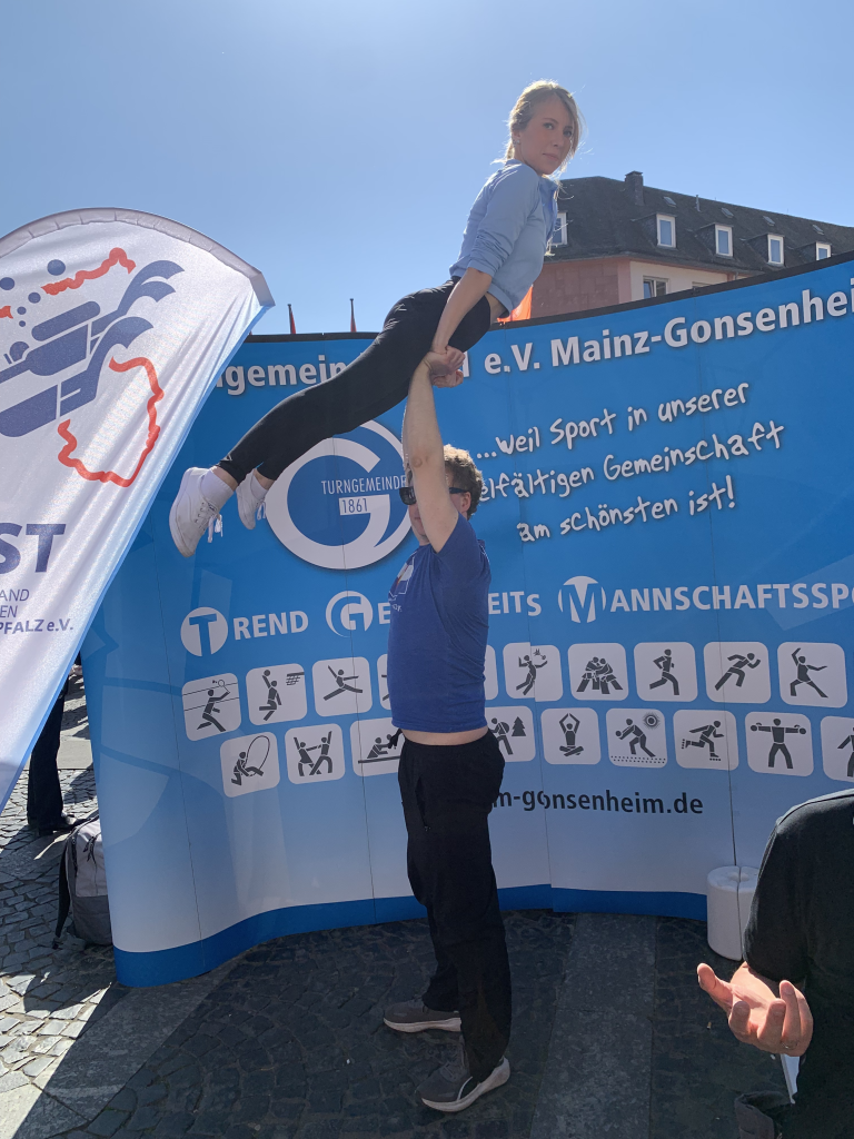 Rock'n'Roll-Akrobatik auf der Meile des Sports in Mainz-Gonsenheim, Sportvorführung vor dem Stand der Turngemeinde 1861 e.V.
