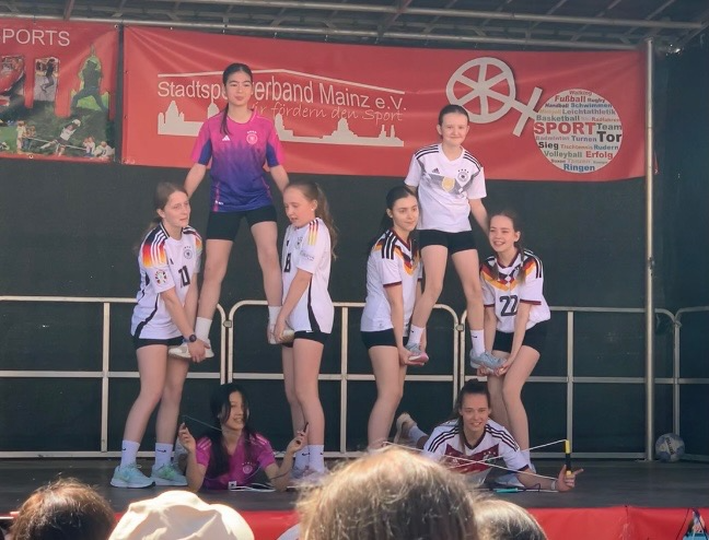 Rope Skipping Aufführung beim Stadtsporverband Mainz e.V., Mädchen im Team auf einer Bühne
