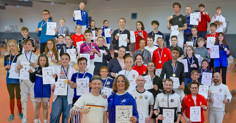 Gruppenfoto der Sieger und Teilnehmer bei den Stadtmeisterschaften am 19. April 2026 mit Urkunden und Medaillen