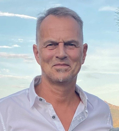 Porträt von Ralf Steiner im Freien mit weißem Hemd