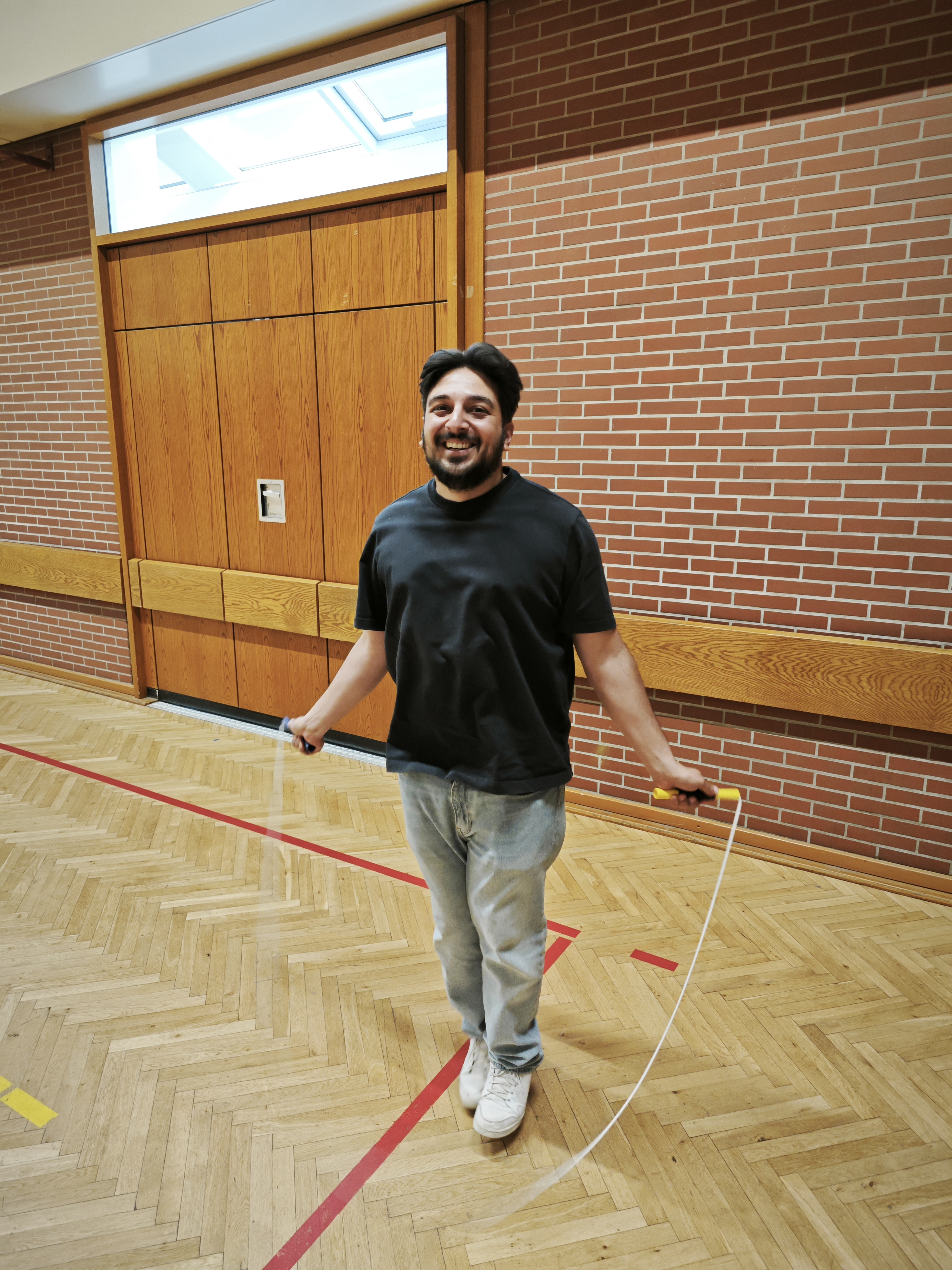 Emre Pinar springt Seil in einer Sporthalle