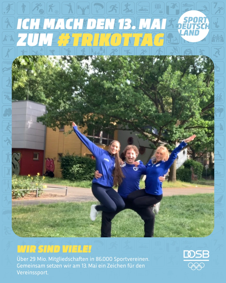 Drei Personen in blauen Sporttrikots feiern den Trikottag im Freien, umgeben von Bäumen und einem Schulgebäude.