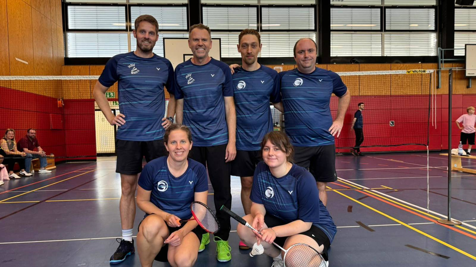 Gruppenfoto der 3. Mannschaft eines Badminton-Teams in der Sporthalle