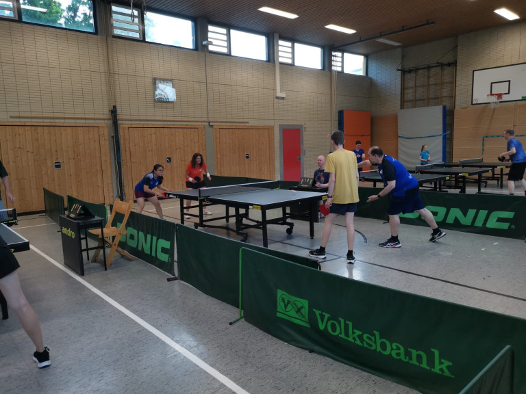 Tischtennis Doppelspiel in einer Sporthalle mit vier Spielern