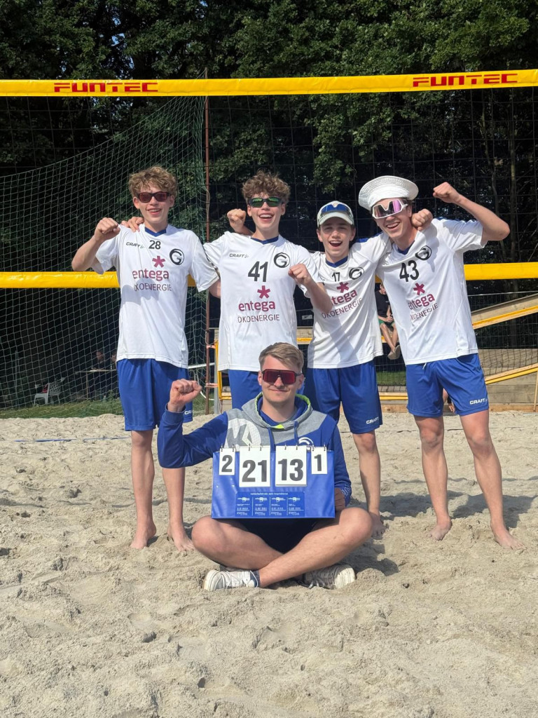 U15 Beachvolleyball Jungs U15 Beachvolleyball Team jubelt nach einem Sieg auf dem Sandplatz