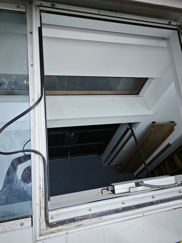 Moderner Innenraum mit Glas und weißen Wänden von oben betrachtet Blick durch ein Fenster in einen modernen Innenraum mit Glas und weißen Wänden