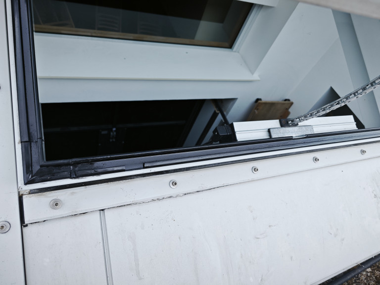 Geöffnetes Fenster mit Beschlägen und Rahmen in der Detailansicht Detailaufnahme eines geöffneten Fensters mit Beschlägen und Rahmen