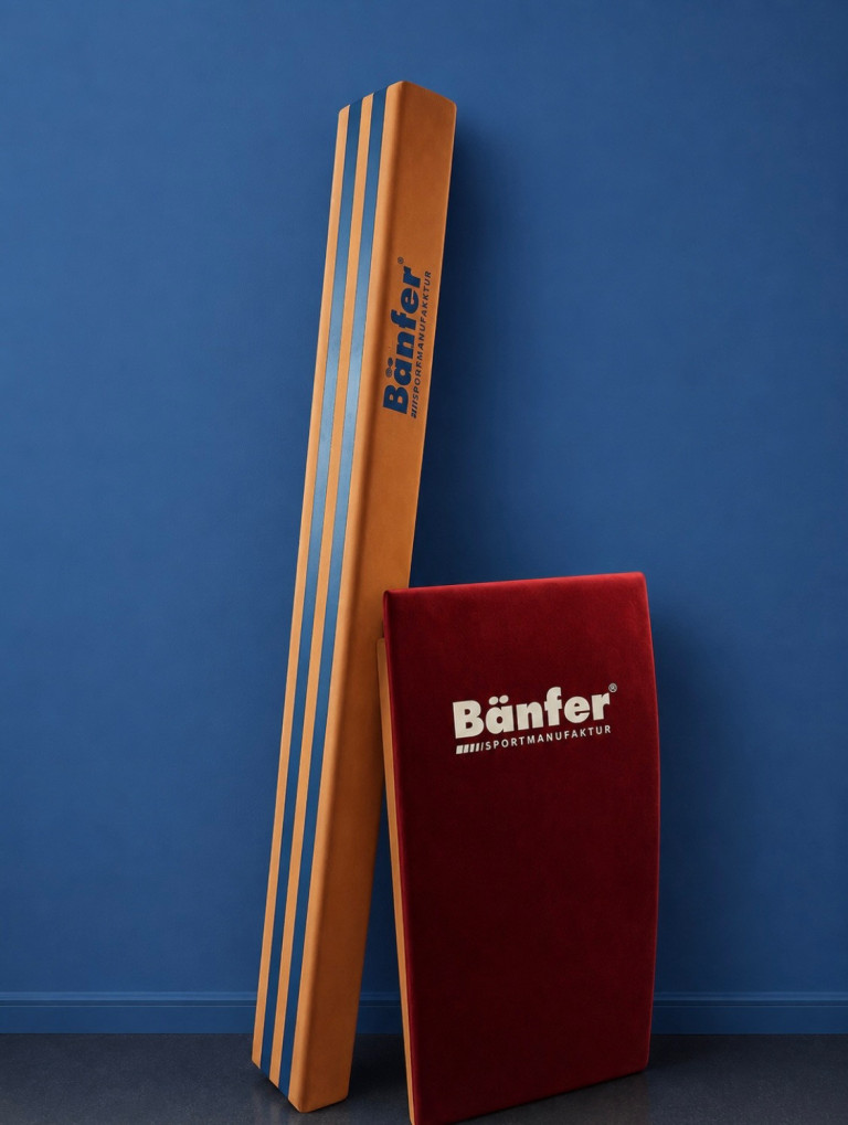 Bänfer Sportmanufaktur Turnbalken und Matten – hochwertige Turngeräte Bänfer Sportgerät Turnbalken und Matten vor blauem Hintergrund