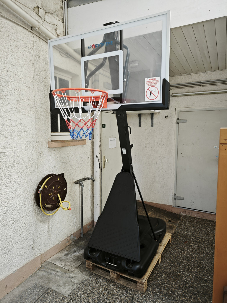 Mobiler Basketballkorb von Sport-Thieme in einem Innenhof aufgestellt