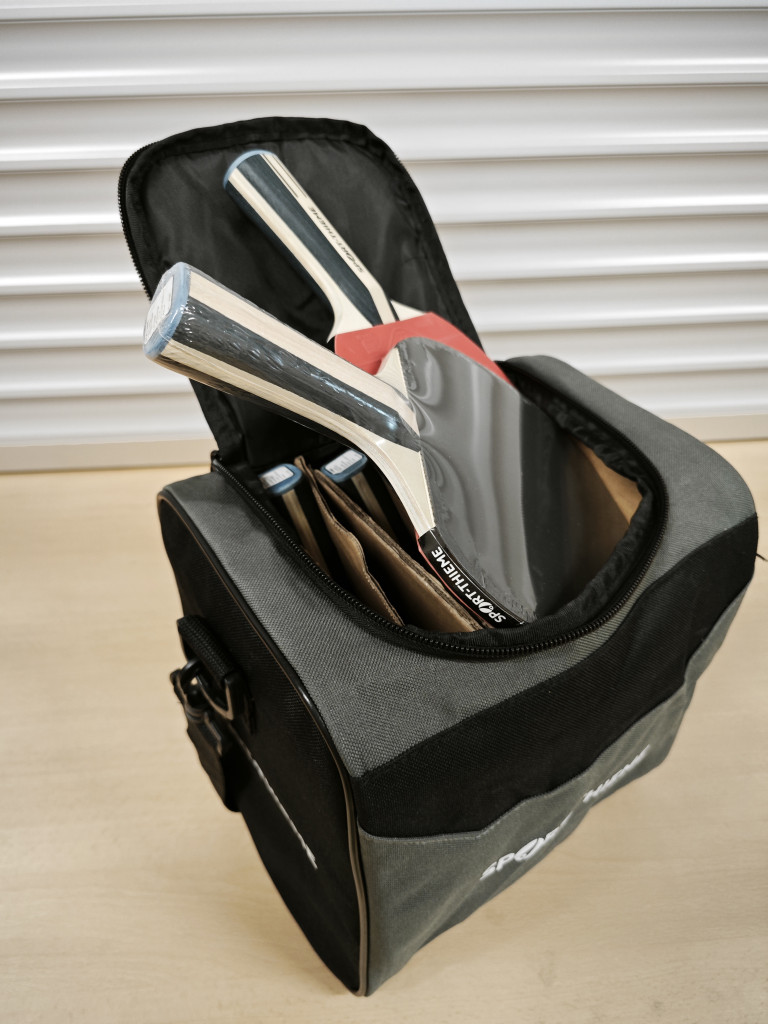 Tischtennisschläger von Sport-Thieme in einer schwarzen Tasche