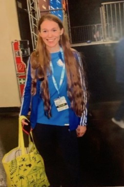 Julia auf der Fibo Messe in sportlicher Kleidung Julia auf der Fibo Messe mit Namensschild und Sportkleidung