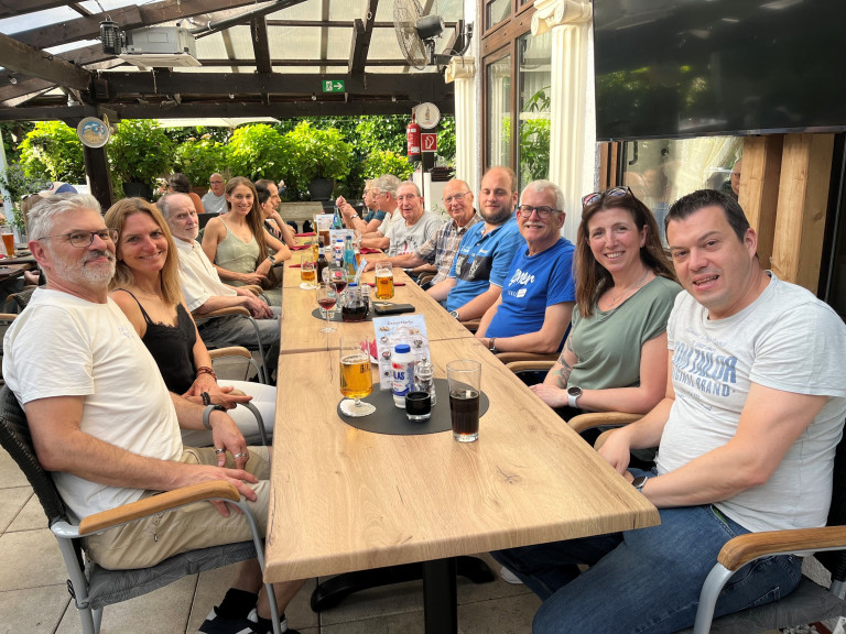 FV Dankeschönabend 2026 – Gruppenfoto von Teilnehmern beim gemeinsamen Abendessen Gruppenfoto beim FV Dankeschönabend 2026 mit fröhlichen Teilnehmern an einem langen Tisch im Restaurant