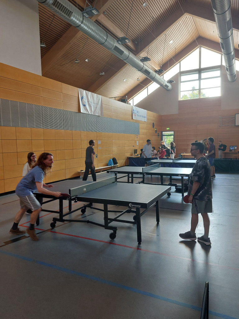 Tischtennisturnier in einer Sporthalle mit mehreren Spielern am 25.07.2026