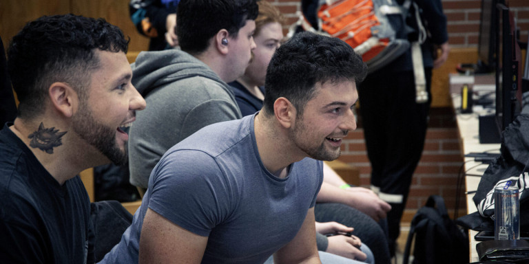 Junger Mann beim TGM Unlimited Event – Gruppenatmosphäre und gute Stimmung Junger Mann bei TGM Unlimited Event, lachend in einer Gruppe, Nahaufnahme