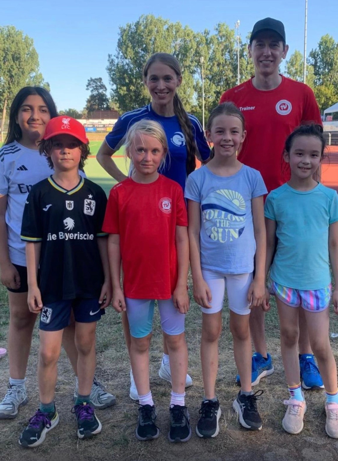 Kinder und Trainer bei der Sportabzeichen-Vorbereitung des TV Finthen auf dem Sportplatz