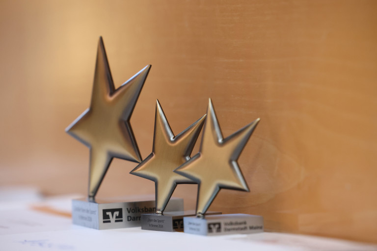 Sterne des Sports 2026: Bronze-Auszeichnungen der Volksbank Darmstadt Sterne des Sports Auszeichnungen 2026 der Volksbank Darmstadt in Bronze auf einem Tisch