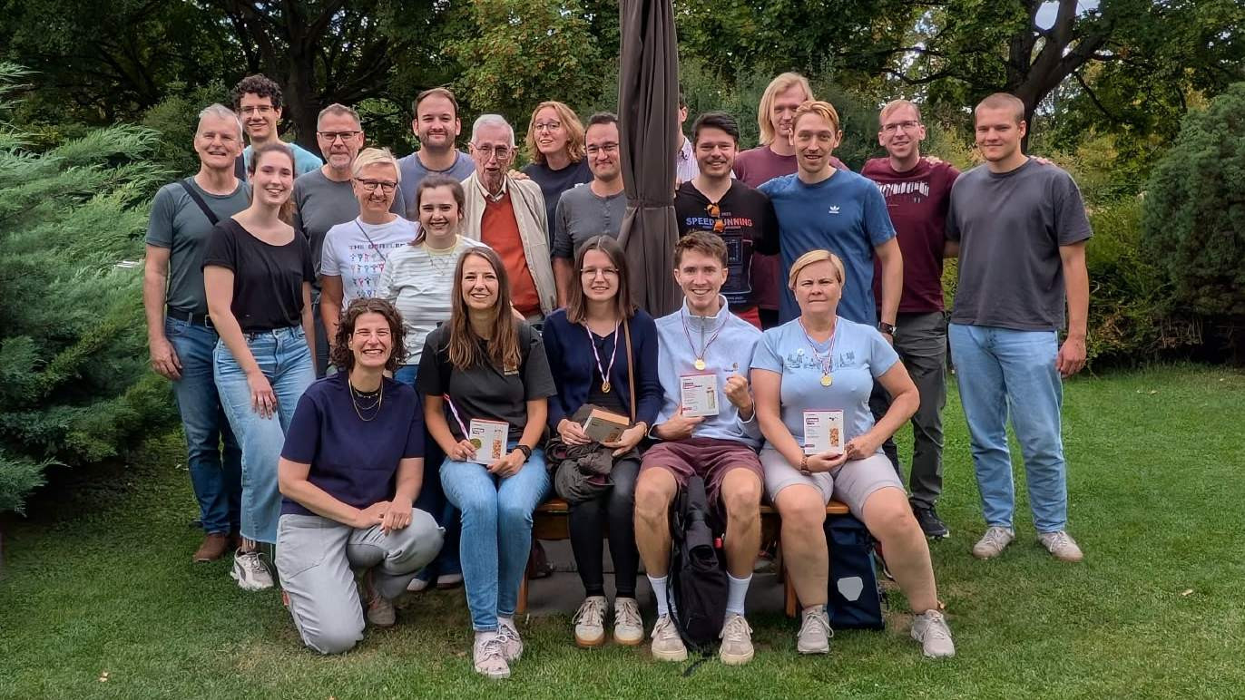Gruppenfoto einer Sommeraktivität 2026 mit glücklichen Teilnehmern im Freien