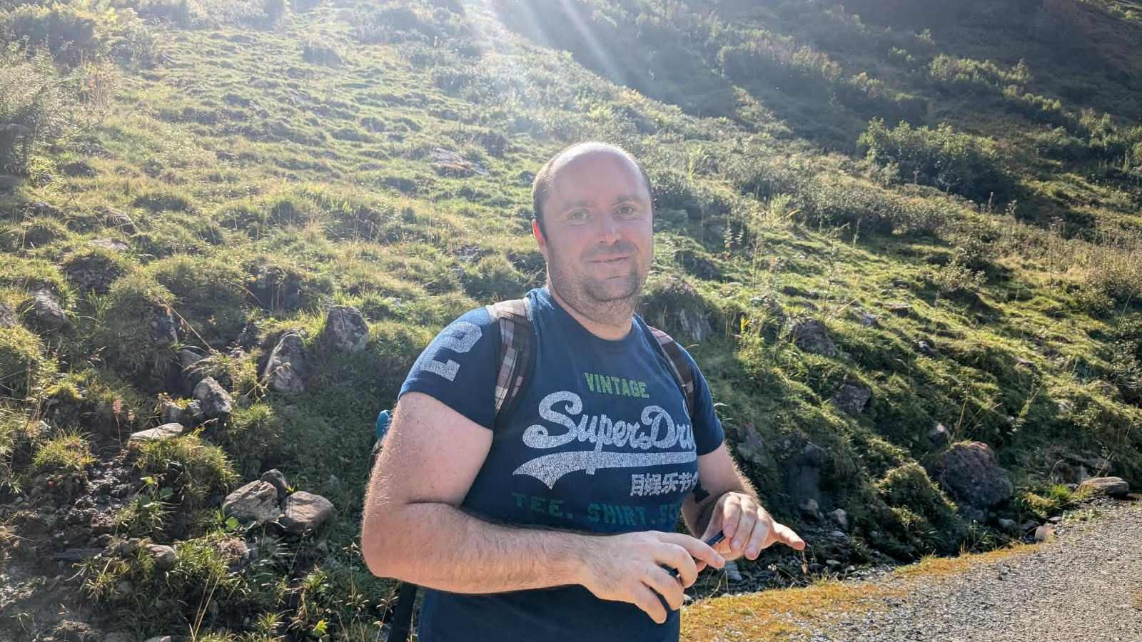 Nachruf Alternative – Mann beim Wandern in der Natur, sonniger Tag