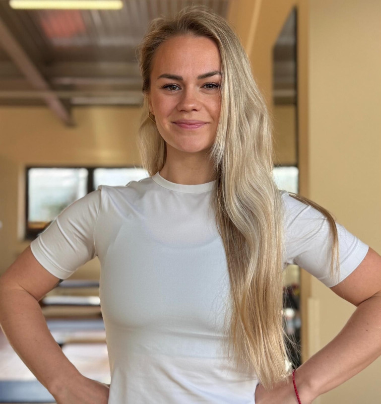 Enrica Teuchert Bild – Porträtfoto von Enrica Teuchert Enrica Teuchert im Porträt, lächelnd und selbstbewusst in heller Kleidung