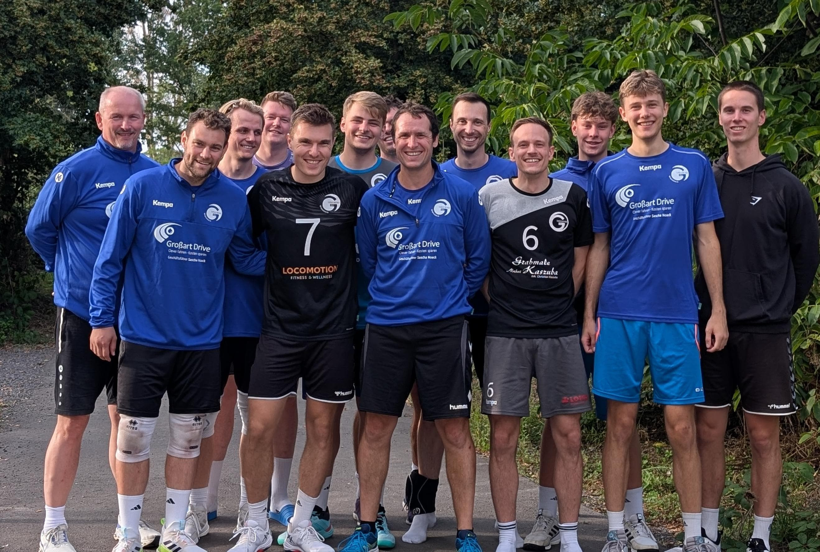 Handballmannschaft mit Spielern in blauen und schwarzen Trikots von GroßBart Drive, Gruppenfoto im Freien