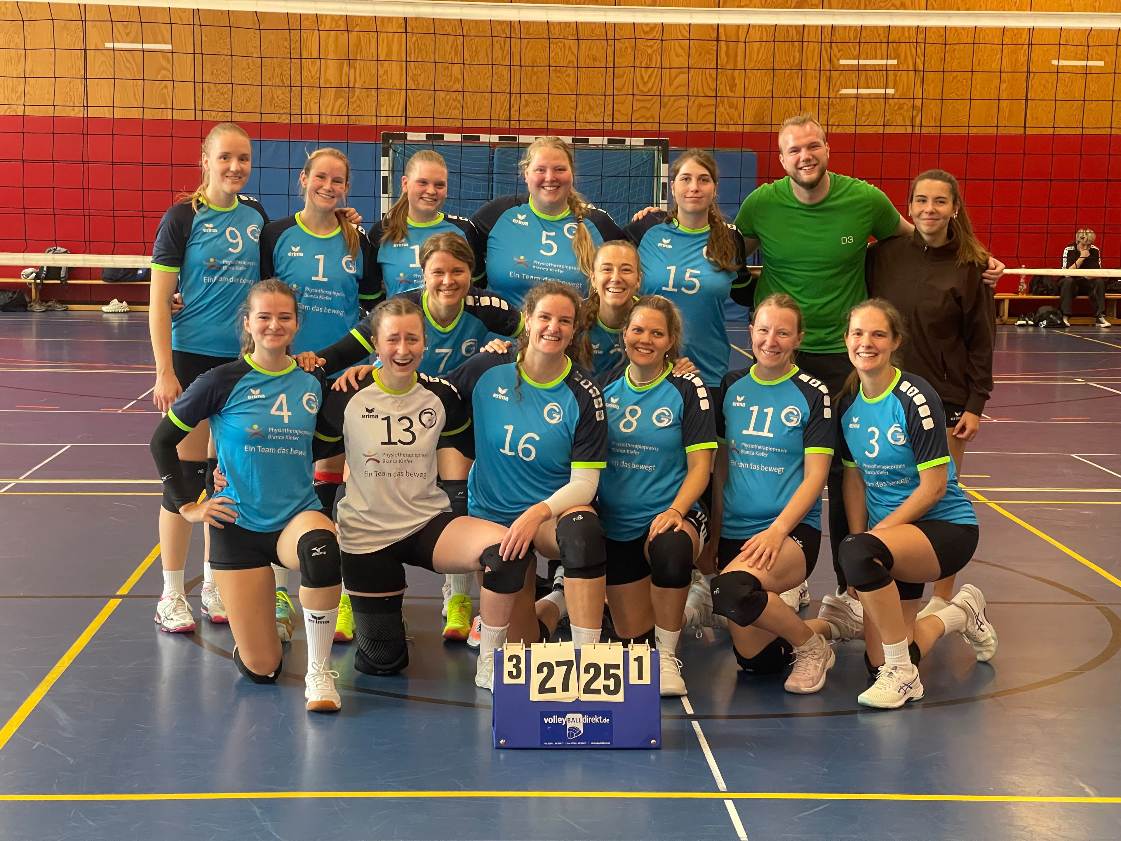 Volleyball Damenmannschaft feiert Sieg mit 3:1, Gruppenfoto in Sporthalle am 13.09.2026