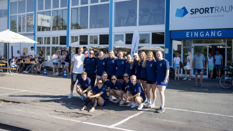 Sportmannschaft vor dem Vereinsraum – Gruppenfoto bei sonnigem Wetter Gruppenfoto einer Sportmannschaft vor dem Vereinsraum bei sonnigem Wetter