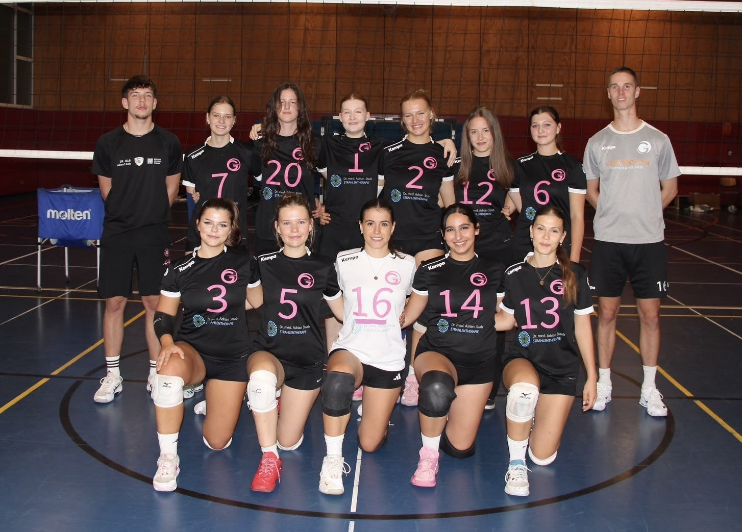 Gruppenfoto der Damen IV Volleyballmannschaft Saison 2026/27 in der Sporthalle
