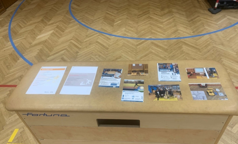 Informationsblätter und Fotos auf einer Turnbank in einer Sporthalle Mehrere Informationsblätter und Fotos auf einer Turnbank in einer Sporthalle ausgelegt