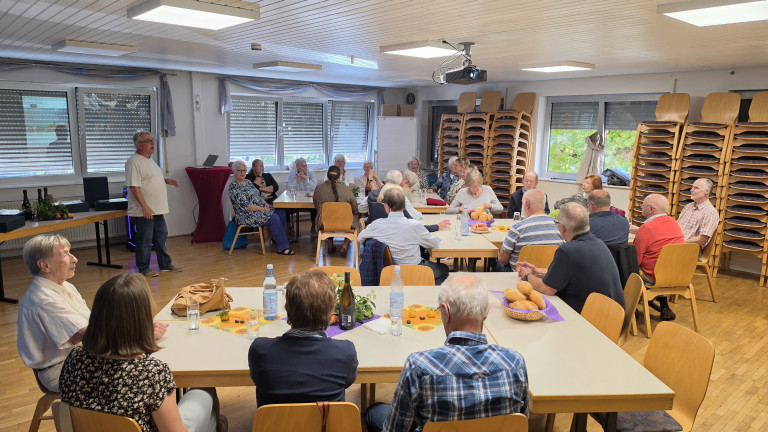 Seniorentreffen am 17.09.2026 in einem Gemeinschaftsraum mit mehreren älteren Menschen an Tischen