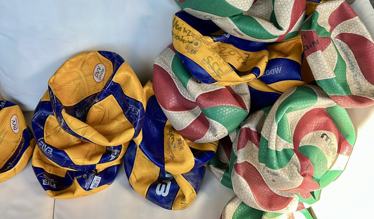 Volleybälle für Tansania