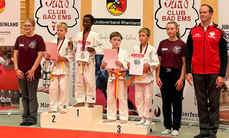 Siegerehrung beim Kinder-Judoturnier des Judo Club Bad Ems mit Medaillengewinnern Judo Club Bad Ems Siegerehrung Kinderturnier mit Medaillengewinnern auf dem Podest