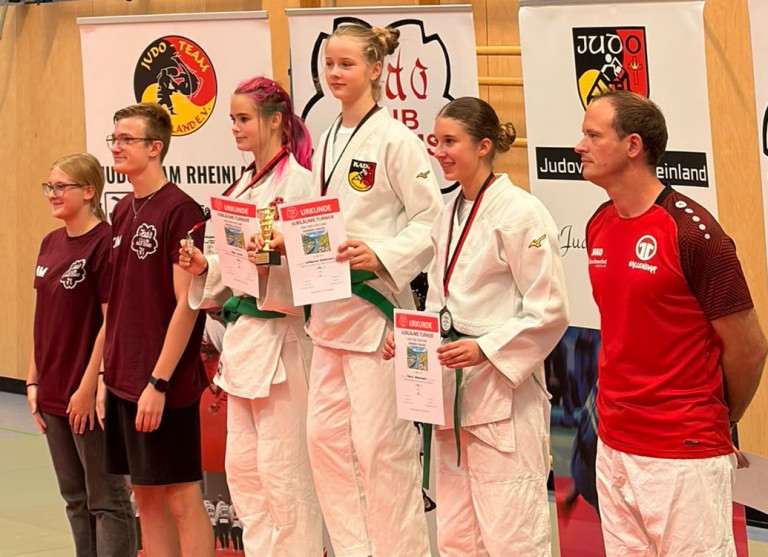Judo Team Rheinland Siegerehrung beim Jubiläumsturnier mit Urkunden und Medaillen Judo-Siegerehrung beim Jubiläumsturnier des Judo Team Rheinland mit Urkunden und Medaillen
