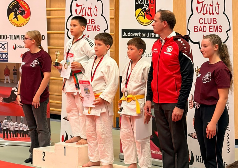 Siegerehrung beim Judo Turnier am 19.09.2026 mit Kindern und Trainer auf dem Podest Judo Turnier Siegerehrung mit Kindern auf dem Podest und Trainer, aufgenommen am 19.09.2026