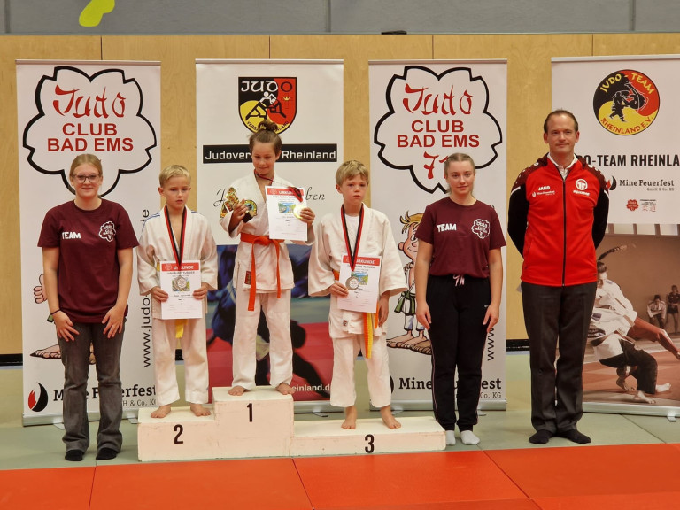 Siegerehrung Judo Club Bad Ems beim Judoverband Rheinland Turnier Siegerehrung beim Judo Club Bad Ems mit Kindern auf dem Podest beim Judoverband Rheinland Turnier