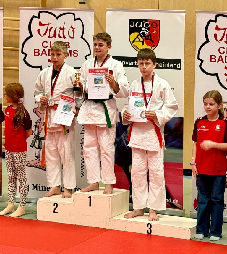 Judo Club Bad Ems Siegerehrung – Podestplatzierung beim Judo-Turnier Judo-Turnier Siegerehrung beim Judo Club Bad Ems mit jungen Judokas auf dem Podest