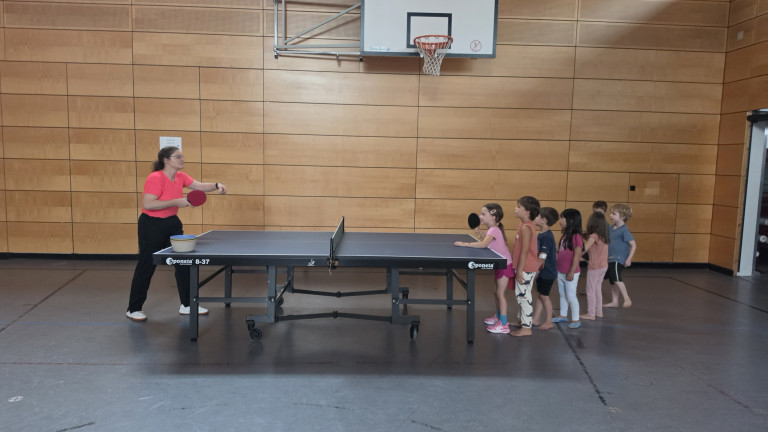 Tischtennistraining fr Kinder in der Turnhalle am 31.08.2026 Kinder lernen Tischtennis in einer Turnhalle mit Trainerin am 31.08.2026