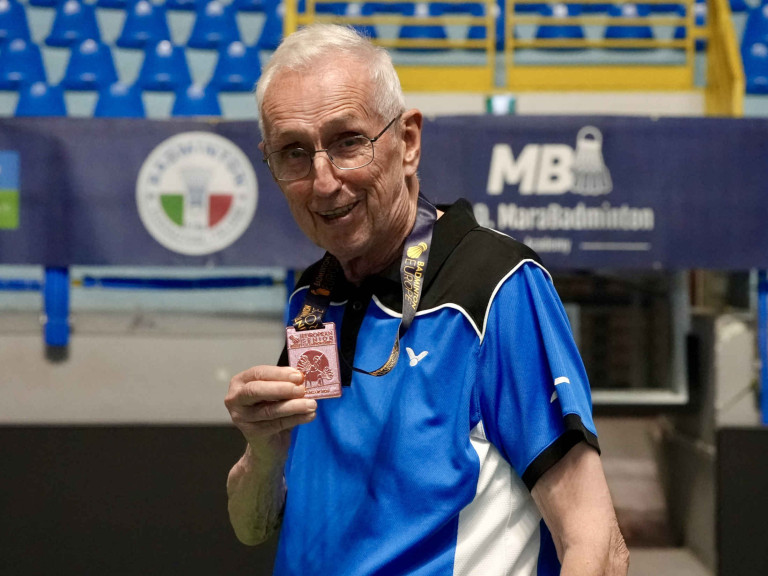 Harald bei der Badminton Europameisterschaft mit Medaille im Portrait