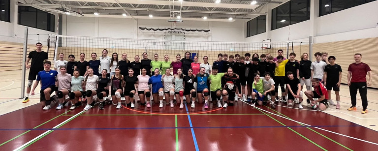 Gruppenfoto von Jugendlichen beim Volleyball-Weihnachtsturnier in einer Sporthalle