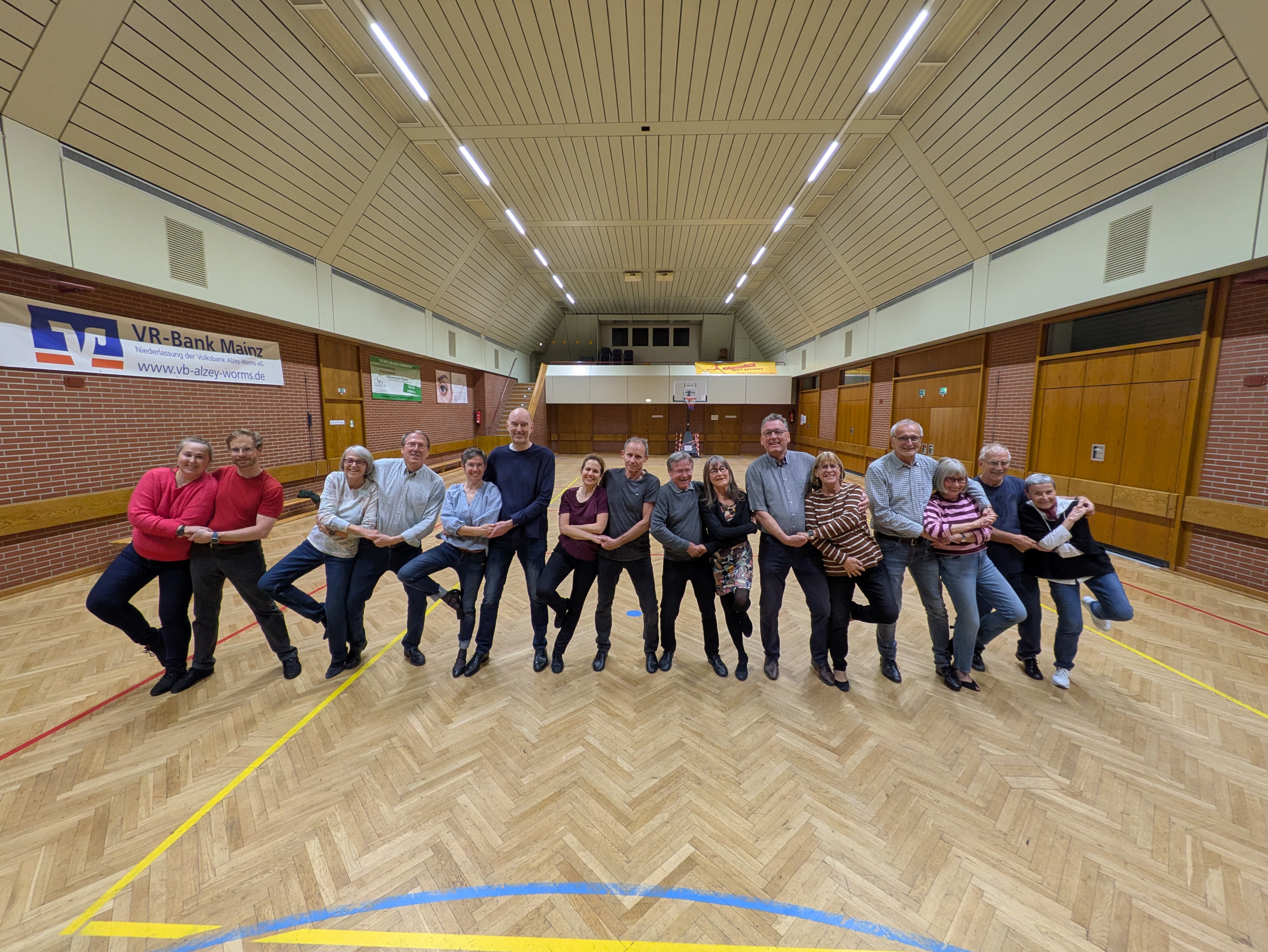 Gruppenfoto von Erwachsenen beim Tanztraining in einer Turnhalle, 2-2026