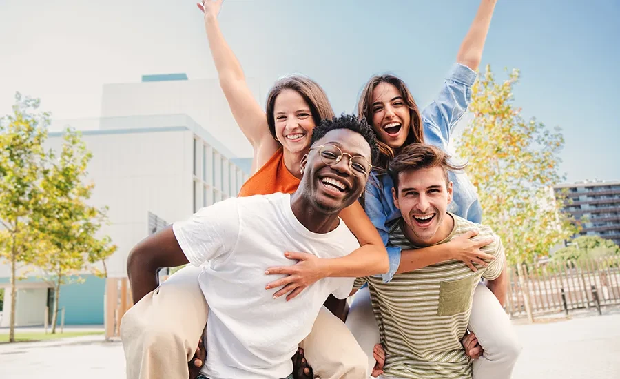 Junge Menschen genießen gemeinsam den Tag, Symbolbild für Invisalign Zahnkorrektur