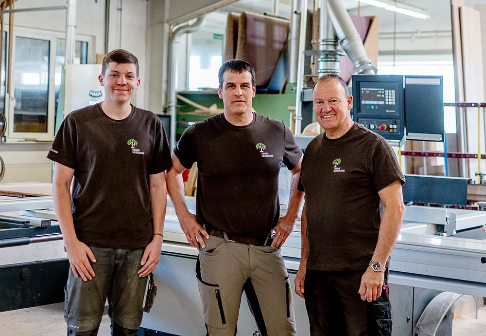 Drei Herren von Perfekte Holzgestaltung als Team in der Werkstatt